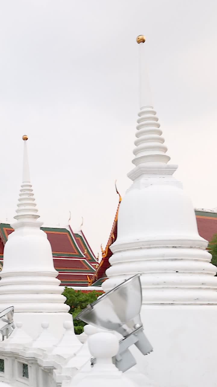 Un'esplorazione tranquilla del Wat Prayurawongsawat a Bangkok, che mostra la sua architettura mozzafiato e i dintorni pacifici sotto una luce diurna tenue.