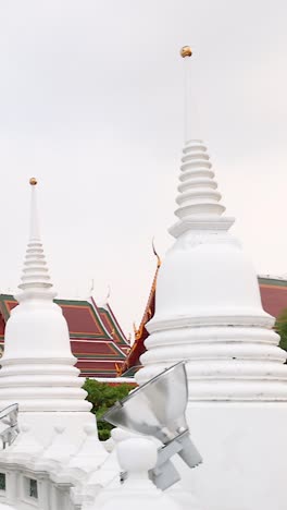 una exploración tranquila de wat prayurawongsawat en bangkok, mostrando su impresionante arquitectura y sus alrededores pacíficos bajo la suave luz del día