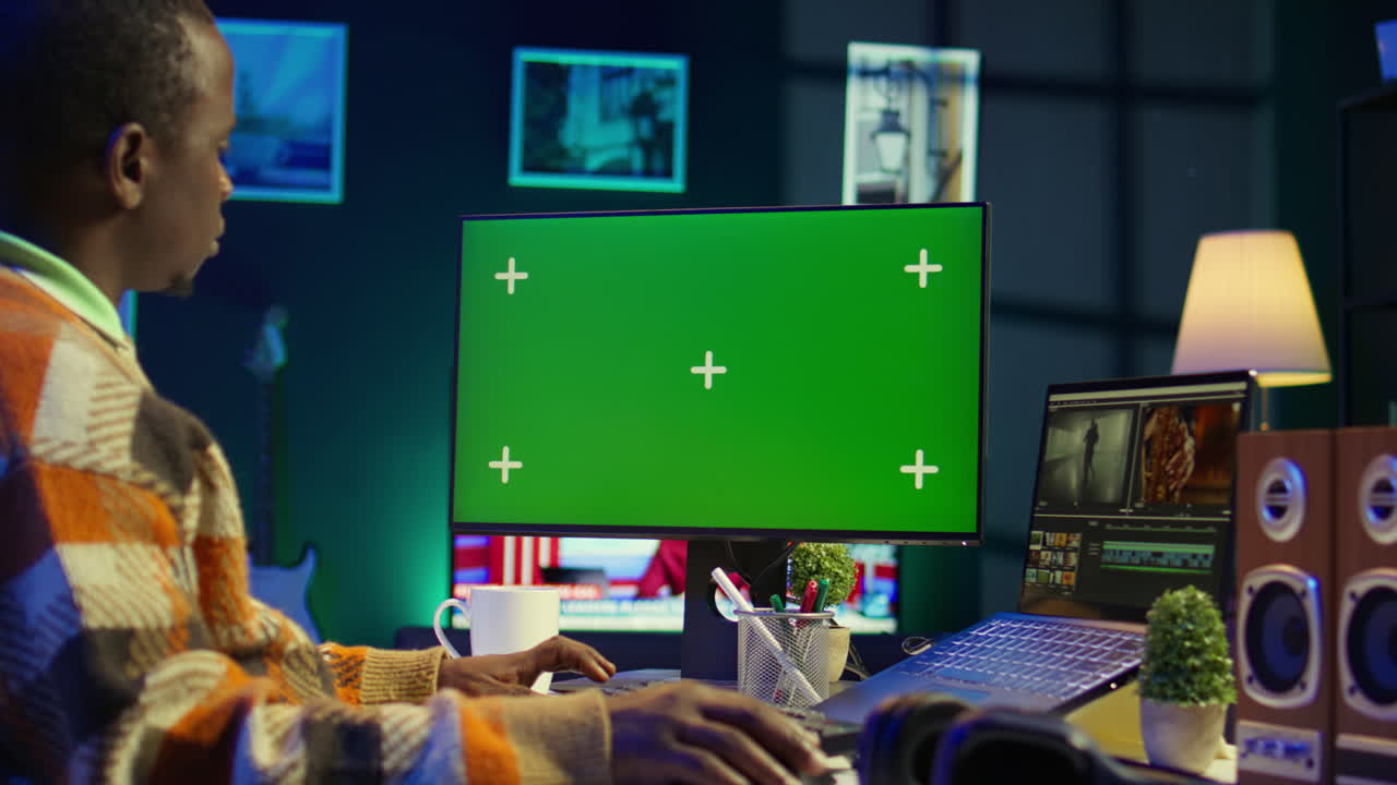 녹색 화면 을 가진 컴퓨터 에서 일 하는 사람