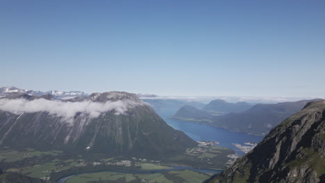 Hermosas-Montañas-Rocosas-De-Nubes-De-Romsdalen,-Noruega--aérea