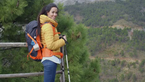 Mujer-Joven,-Excursionismo,-En,-Un,-Meseta-De-Montaña