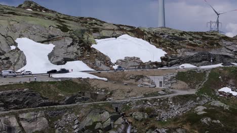 Ladera-Rocosa-Con-Levantamiento-Aéreo-Para-Revelar-Turbinas-Eólicas-Gigantes-Del-Proyecto-Del-Parque-Eólico-De-San-Gottardo