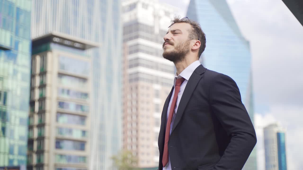 un hombre de negocios estresado en el centro de la ciudad.