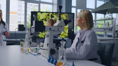 científicos en un entorno de laboratorio