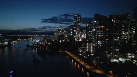 una hermosa fotografía de la ciudad de vancouver por la noche