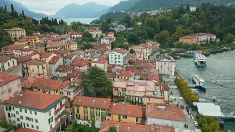 Aérea:-Bellagio-Es-Conocida-Por-Sus-Calles-Adoquinadas,-Elegantes-Edificios-Y-El-Parque-Villa-Serbelloni