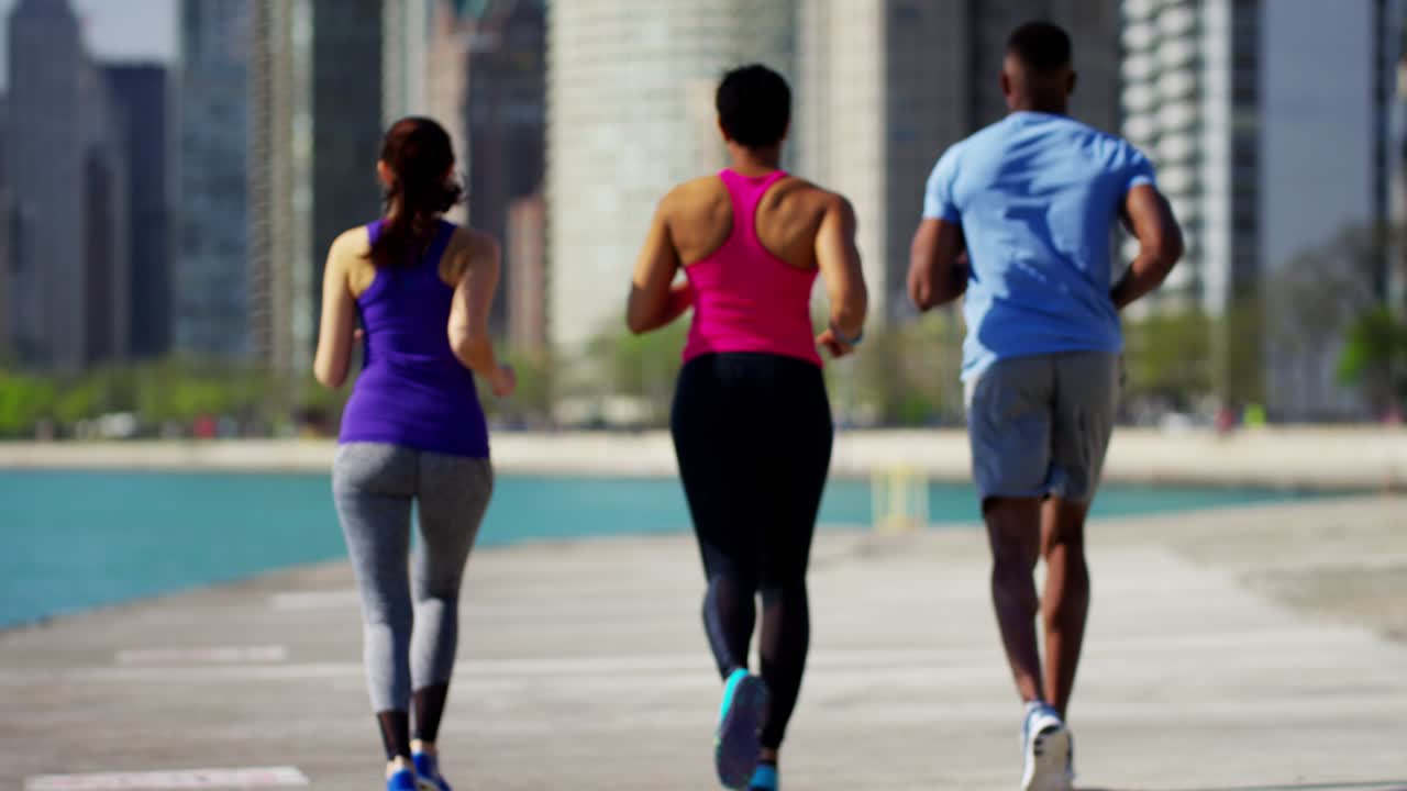 gente multiétnica en la ciudad de chicago haciendo ejercicio juntos