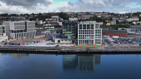 Horgans-Quay-Waterfront-Se-Refleja-En-El-Río-Lee-En-La-Costa-De-Cork,-Irlanda