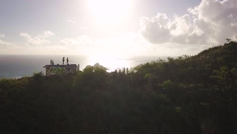 Wanderung-Zum-Wunderschönen-Strand-Von-Hawaii-Mit-Ein-Paar-Pillendosen-Ganz-Oben