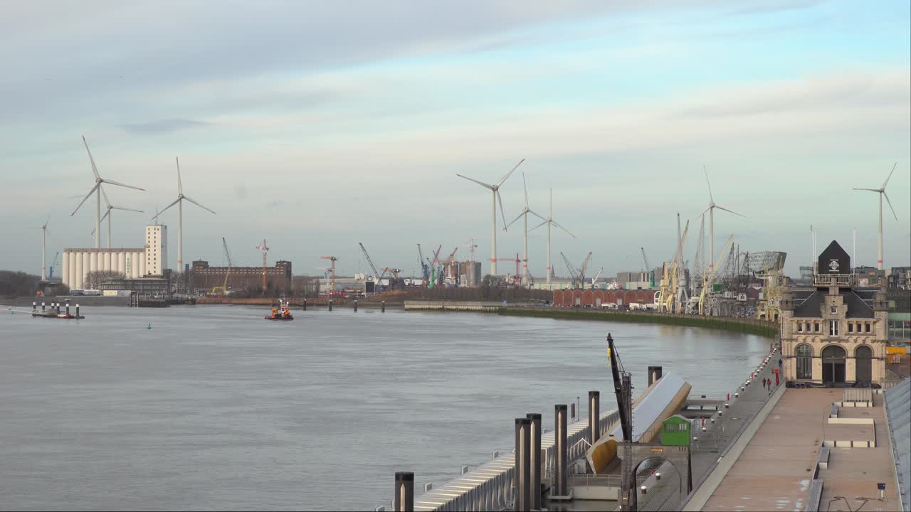 Vista del puerto de Amberes desde el centro de la ciudad