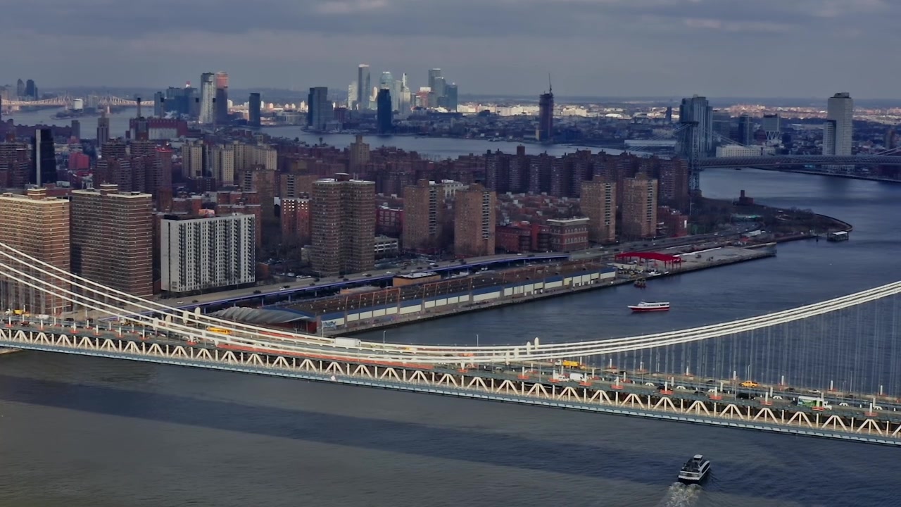 Pemandangan Jembatan Brooklyn yang menghubungkan Manhattan dan Brooklyn di NYC