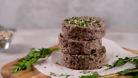 hamburguesa vegetal cruda con frijoles negros