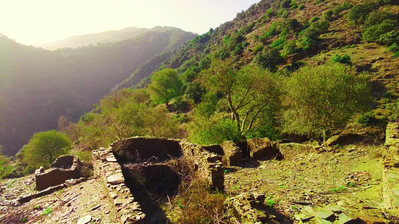 las ruinas de un antiguo pueblo en la cima de la montaña en argelia