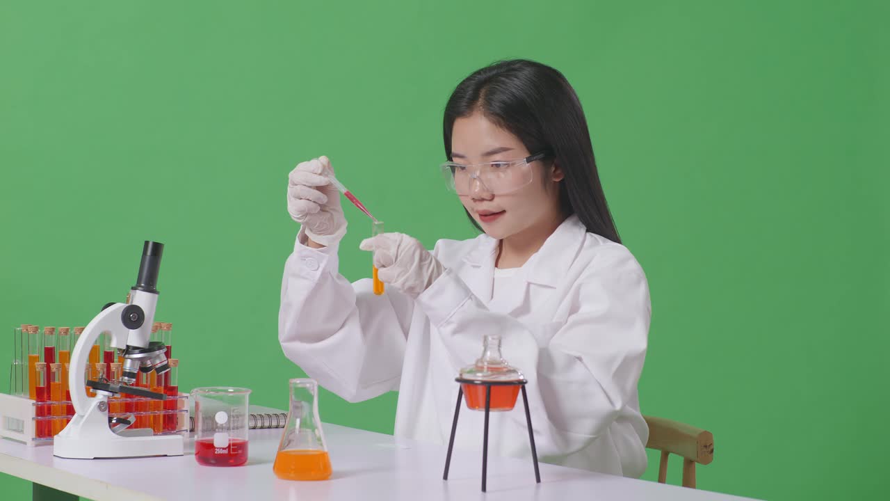 화학 실험을 하는 과학자