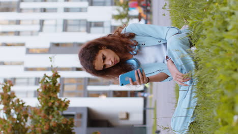 niño preadolescente sorprendido uso de teléfono inteligente pierde, malas noticias, pérdida de fortuna, falla al aire libre en el parque de la ciudad