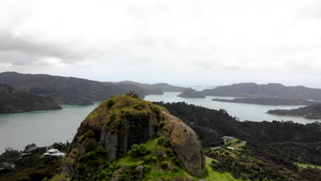 tomada aérea amplia que revela un paisaje espectacular alrededor de st.