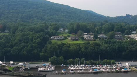 Imágenes-De-Video-De-Drones-Aéreos-De-Cornwall-En-Hudson-En-El-Condado-De-Orange-Nueva-York,-En-El-Valle-Hudson-De-Nueva-York-Visto-Desde-El-Río-Hudson-Con-Las-Montañas-Apalaches-En-El-Fondo