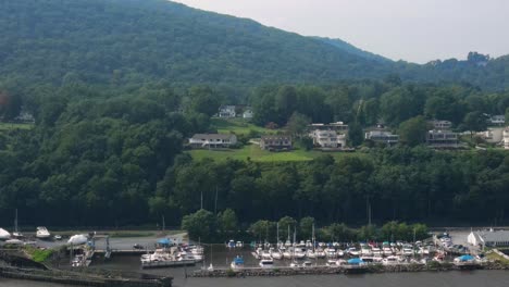 imágenes de video de drones aéreos de cornwall en hudson en el condado de orange nueva york, en el valle hudson de nueva york visto desde el río hudson con las montañas apalaches en el fondo