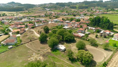 Pasatiempo-Lloviendo-Durante-Las-Vacaciones-Paseos-A-Caballo-En-El-Club-Ecuestre-De-La-Granja-Paseos-En-Familia-Joven