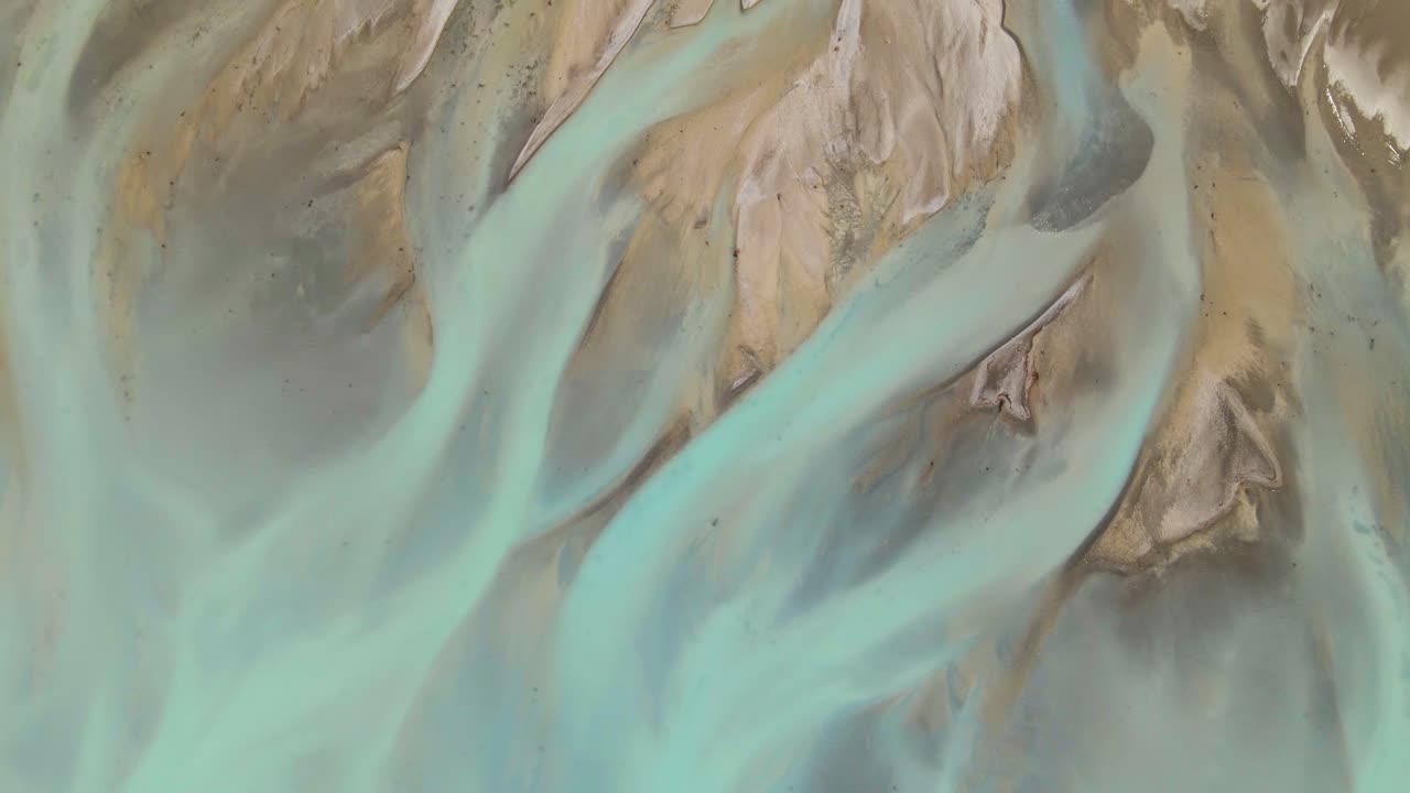 빙하 호수 머리에 있는 아름다운 삼각주 - 공중 하향식 전망