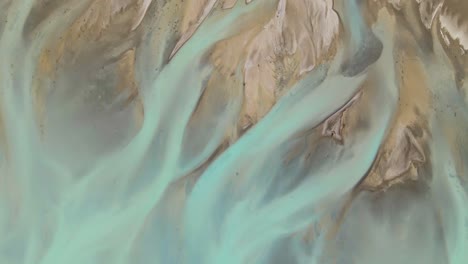 hermoso delta del río a la cabeza del lago glacial - vista aérea de arriba hacia abajo