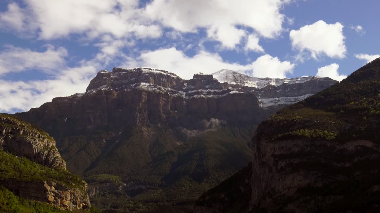 timelapse escarpadas montañas con nubes en movimiento, ordesa, españa