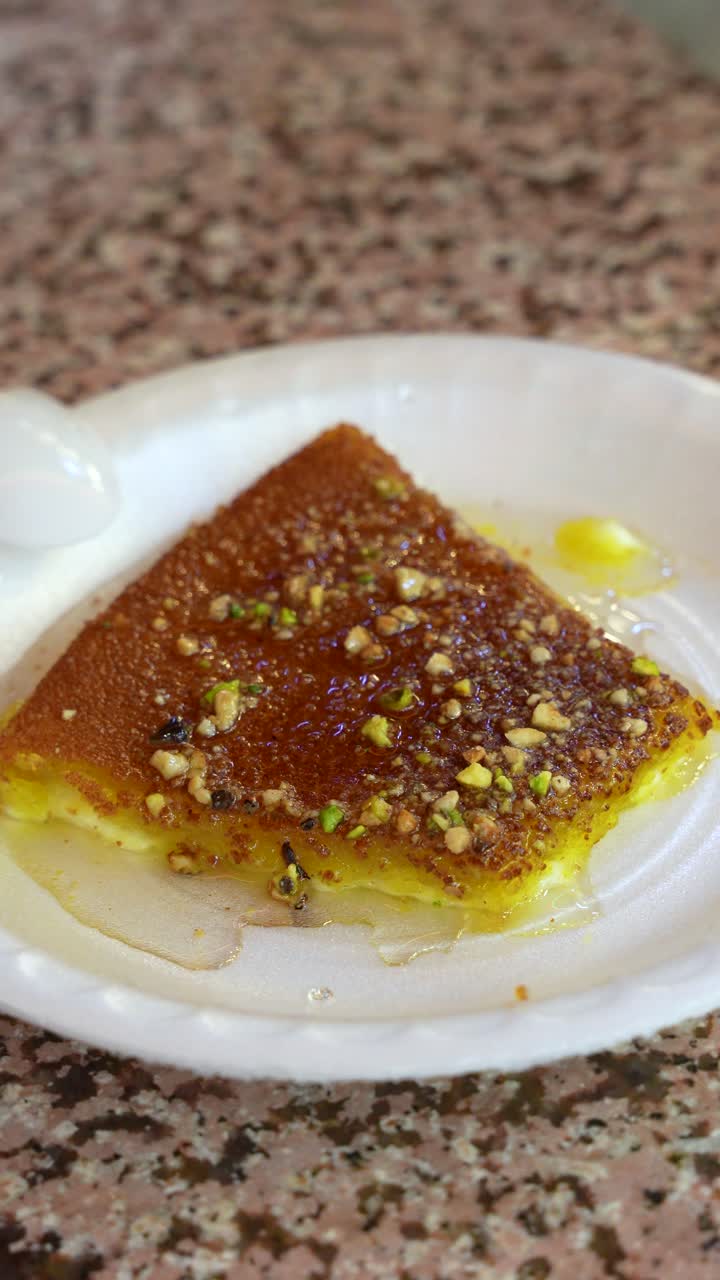 Traditionel Knafeh (Kunafa) dessert lavet af ost med sød sirup. Vertikal.
