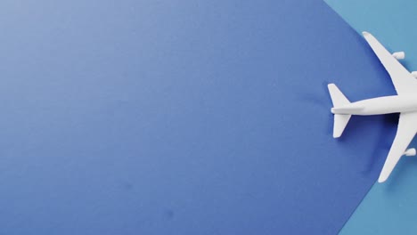 primer plano del modelo de avión blanco y el espacio de copia sobre fondo azul