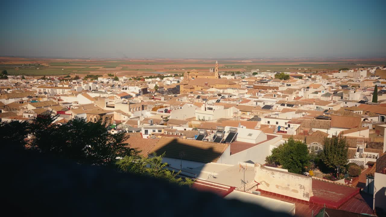 Vista panoramica sui tetti della città e sulle pianure circostanti