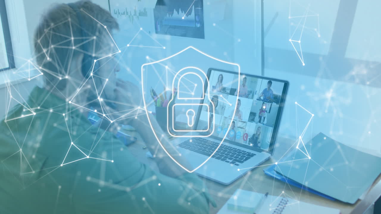 animación del icono de candado de seguridad en línea sobre un hombre caucásico usando auriculares de teléfono y portátil