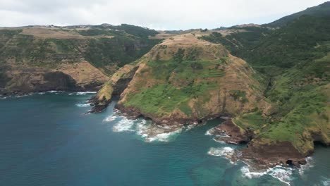 los acantilados de la isla de santa maría con exuberante vegetación se encuentran con el océano atlántico, vista aérea