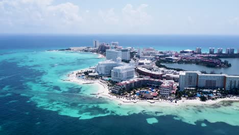 Impresionante-Vista-Aérea-De-La-Zona-Hotelera-De-Lujo-De-Cancún-Con-Mar-Azul-Caribeño-Y-Playa-Blanca,-México