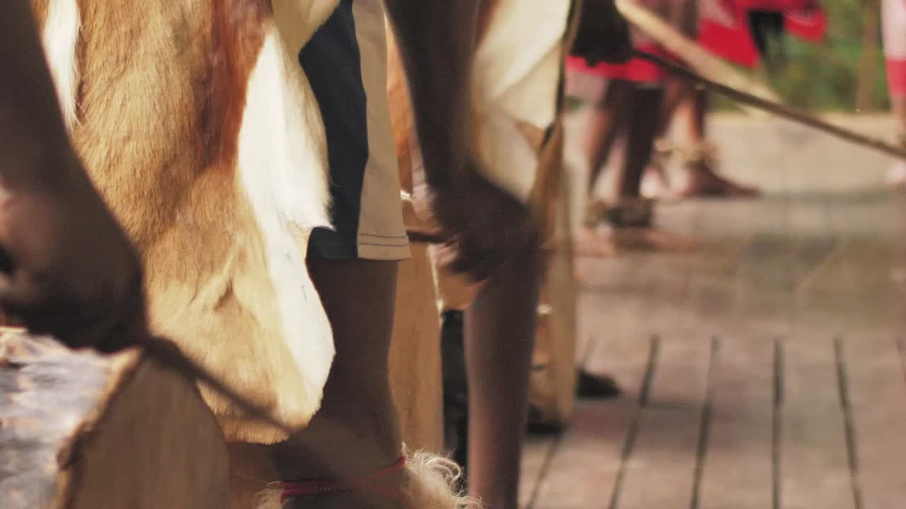 전통 북을 치는 줄루 부족민