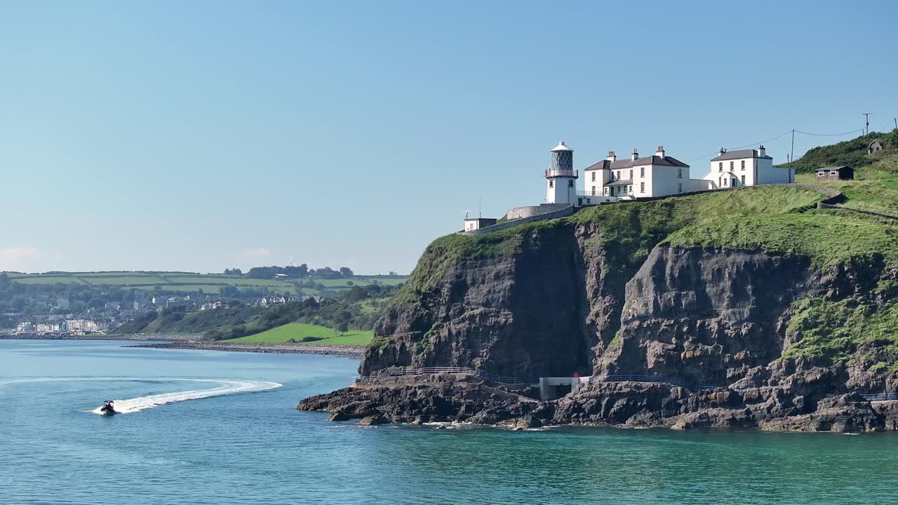 faro de blackhead cerca de la ciudad costera de whitehead en el condado de antrim, irlanda del norte