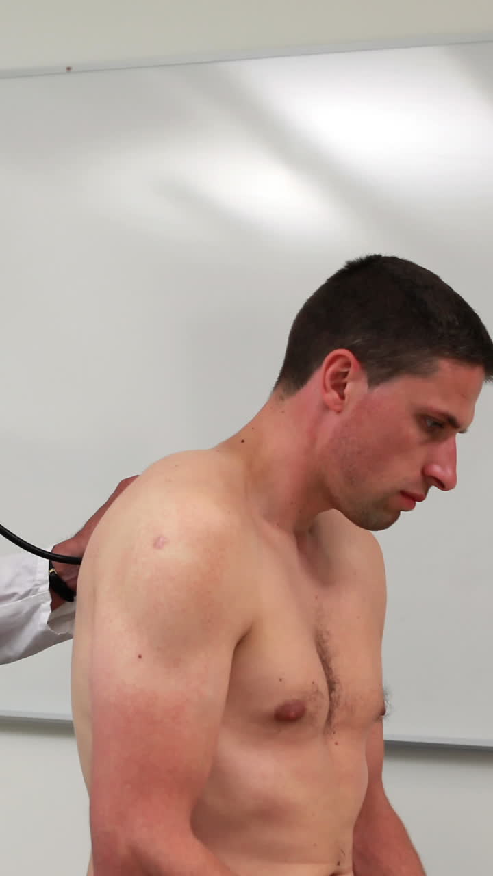 의사 가 스테토스코프 를 들고 환자 를 듣고 있다