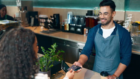 tableta, pago y un camarero con un cliente