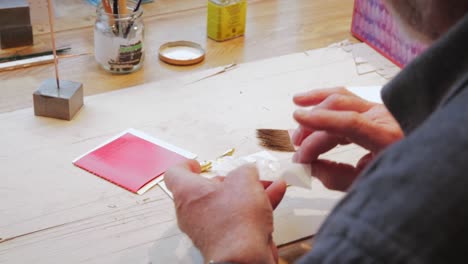 chapado en oro de un objeto de arte con hoja fina de oro