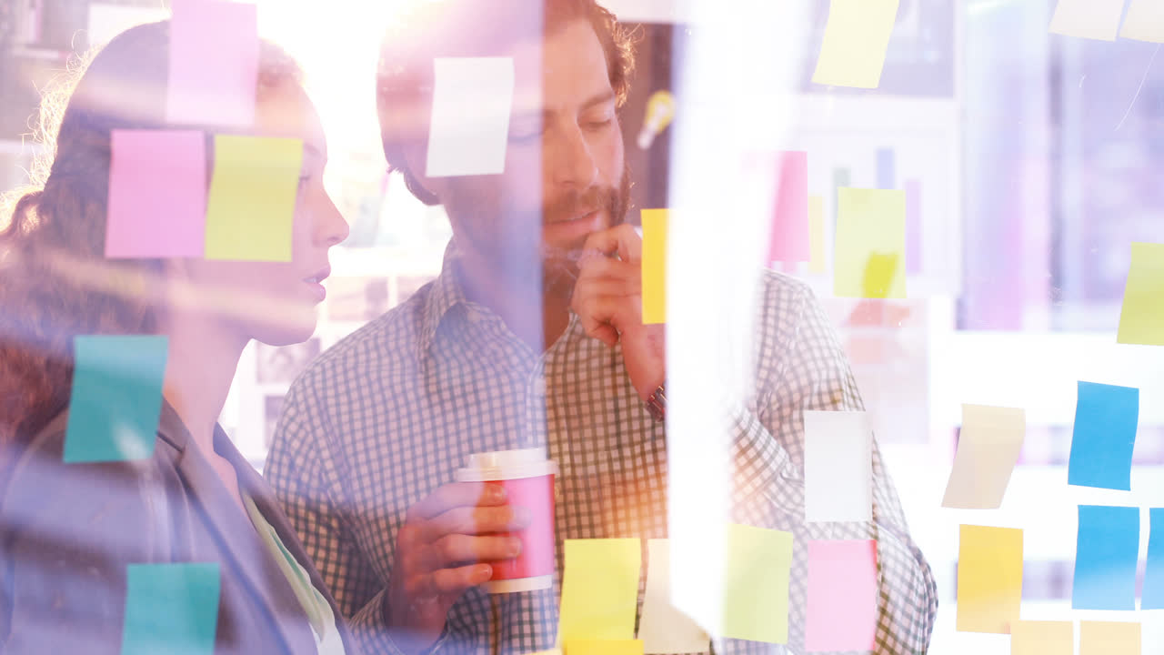 ejecutivos de negocios discutiendo mientras beben café