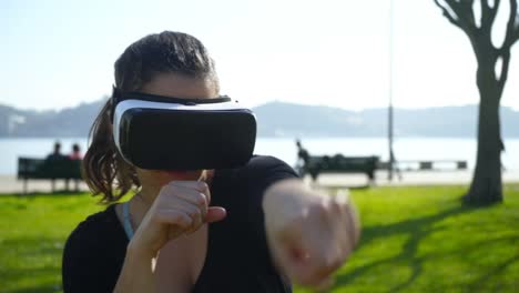 Athletische-Junge-Frau,-Die-In-Der-Virtuellen-Realität-Boxt