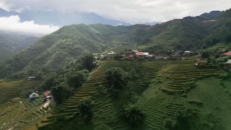 increíbles imágenes aéreas de montañas verdes y exuberantes en un pueblo exótico de gran altitud
