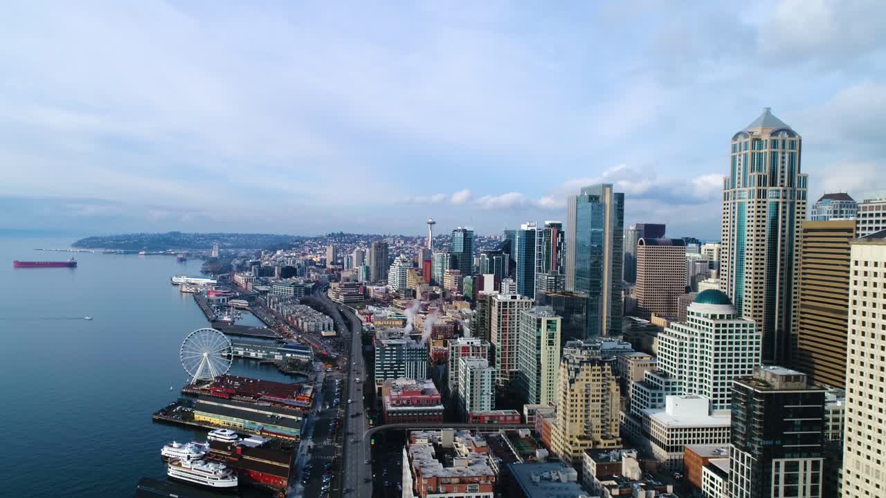 vista aérea en órbita del paseo marítimo de seattle en 2017 con el viaducto aún en pie