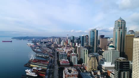 Vista-Aérea-En-órbita-Del-Paseo-Marítimo-De-Seattle-En-2017-Con-El-Viaducto-Aún-En-Pie