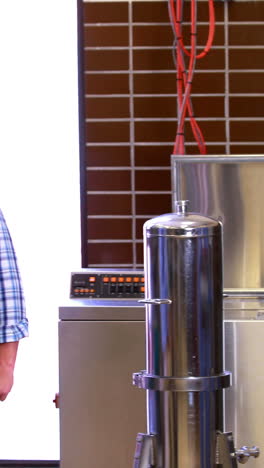 equipo de cerveceros comprobando su producto