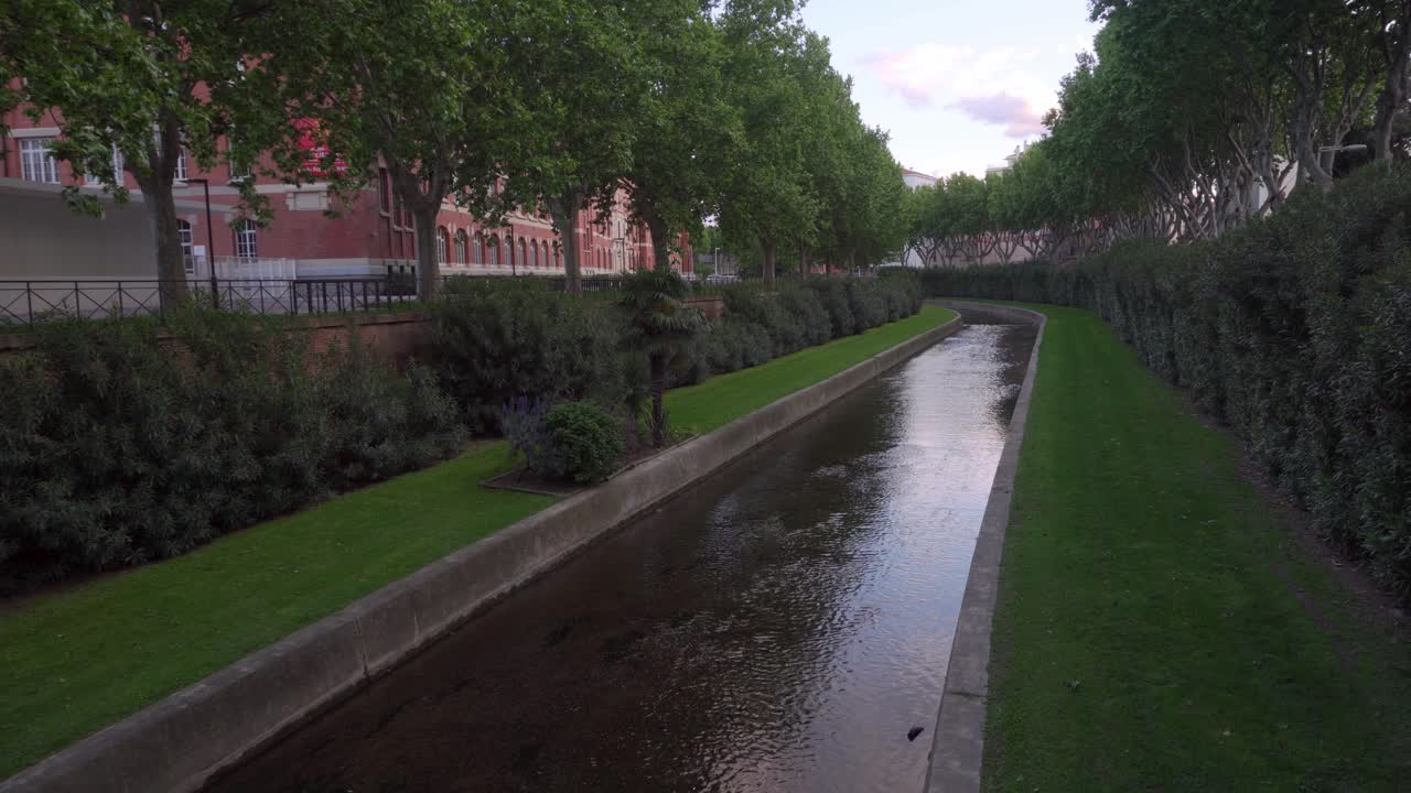 Perpignan, en af de stille kanaler i byens centrum på en varm sommerdag, Occitanien, Frankrig