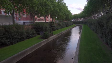 perpignan, uno de los canales tranquilos en el centro de la ciudad en un caluroso día de verano, occitanie, francia