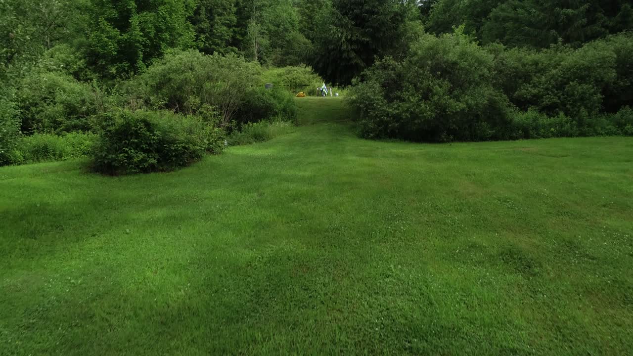 월튼 근처 뉴욕 북부에 있는 개인 낚시 연못을 드러내기 위해 갓 깎은 들판 위로 낮은 드론 비행