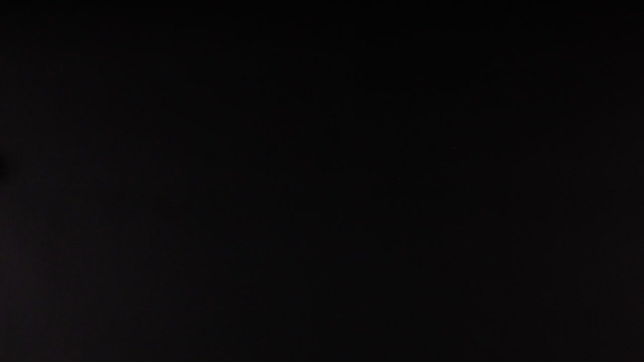 оранжевый шар движется по темному фону