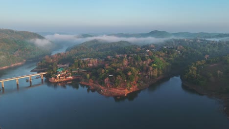 Un-Pueblo-Mon-Situado-A-Orillas-Del-Río-Khwae-Noi