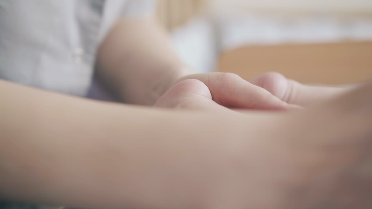 enfermera calificada realiza un masaje de piernas hipertono profesionalmente