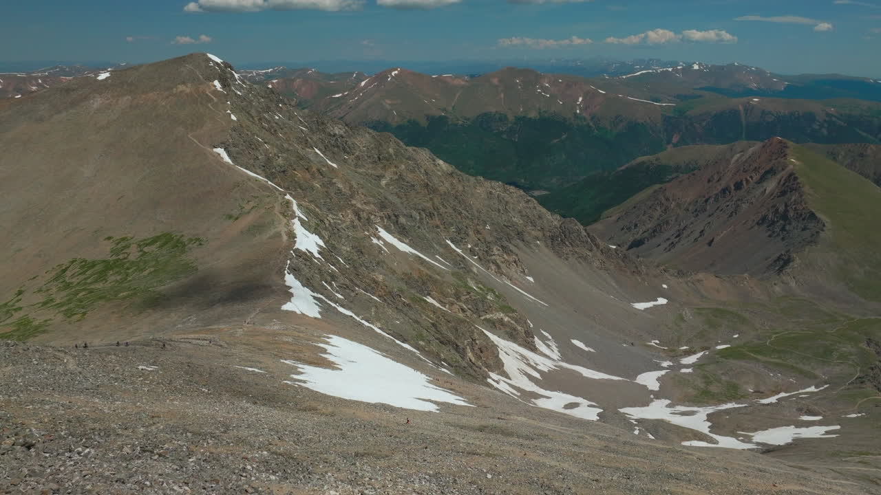 공중 영화 드론 이른 아침 하이킹 트레일 그레이에서 토레이 14er 정상  ⁇ 자리 바위 산 콜로라도 놀라운 풍경 전망 중여름 초록색 아름다운 눈 위에 앞으로 움직임